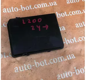 Блок запобіжників Mitsubishi L200 2024- 284B76RA1A Блок запобіжників Mitsubishi L200 2024- 284B76RA1A