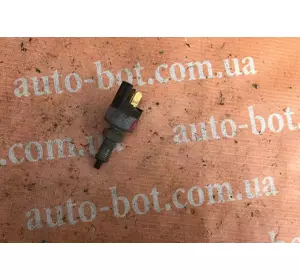 Датчик стоп сигналу Mitsubishi Pajero II Датчик стоп сигналу Mitsubishi Pajero II