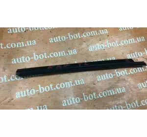 Молдинг скла задніх лівих дверей Nissan Navara D40 Молдинг скла задніх лівих дверей Nissan Navara D40