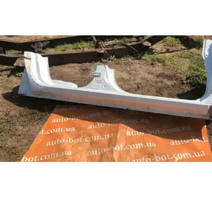 Поріг кузова правий Mitsubishi L200 2015- Поріг кузова правий Mitsubishi L200 2015-