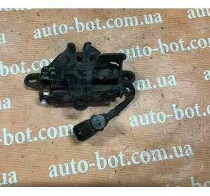 Замок капота Toyota Land Cruiser Prado 120 Замок капота Toyota Land Cruiser Prado 120