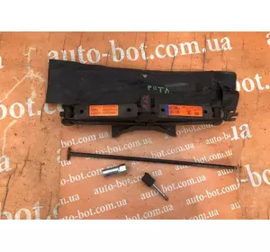 Домкрат Nissan Pathfinder R52 Домкрат Nissan Pathfinder R52