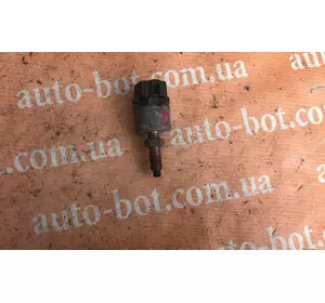 Концевик педали тормоза Mitsubishi Pajero II Концевик педали тормоза Mitsubishi Pajero II