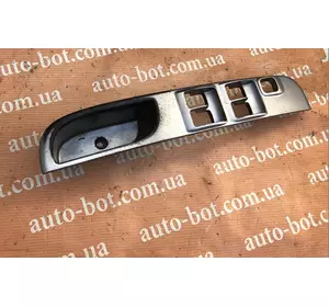 Накладка блока управления стеклоподъемниками передняя правая Mitsubishi L200 Накладка блока управления стеклоподъемниками передняя правая Mitsubishi L200