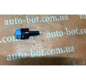 Датчик включения стоп сигнала Mitsubishi L200 2015- Датчик включения стоп сигнала Mitsubishi L200 2015-