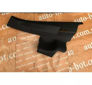 Накладка задней стойки нижняя левая Audi Q7 Накладка задней стойки нижняя левая Audi Q7